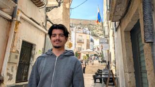 Marcos Zaragoza, en la calle donde está la sede de la cofradía de la Santa Cruz.