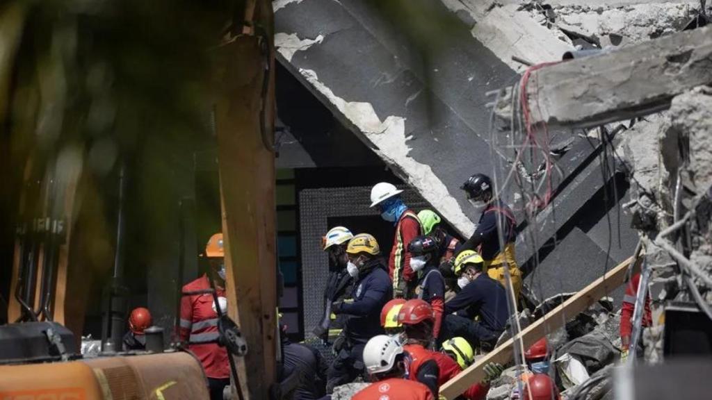 Fotografía de los equipos de rescate trabajando en la búsqueda de víctimas al interior de la discoteca Jet Set, en Santo Domingo (República Dominicana).