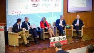 Miguel Calvo Calleja, delegado institucional de Iberdrola en Castilla y León, Patricia Castellote, responsable de Energía de Alcampo, Pablo Méndez Miguel, director de Compras de Renault Group España y Víctor Caramanzana, presidente de la Cámara Oficial de Comercio e Industria de Valladolid.