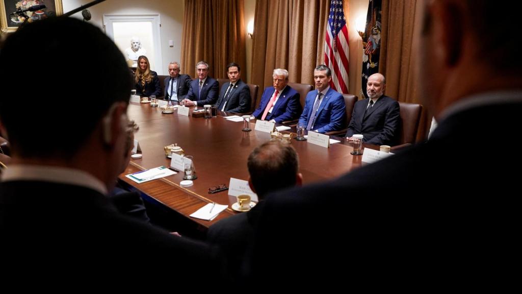 El presidente Trump celebra una reunión de gabinete en la Casa Blanca.