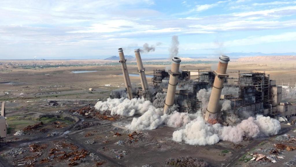 Demolición de las chimeneas de la planta de carbón de San Juan en Nuevo México (EEUU), el 24 de agosto de 2024