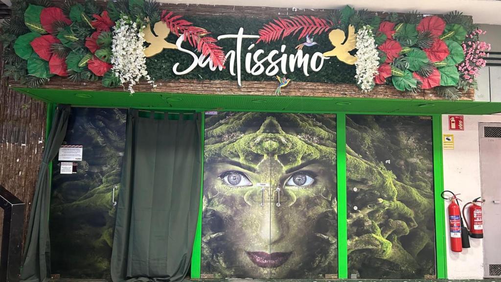 Puerta de entrada al local, ubicado en el centro comercial del Caracol.