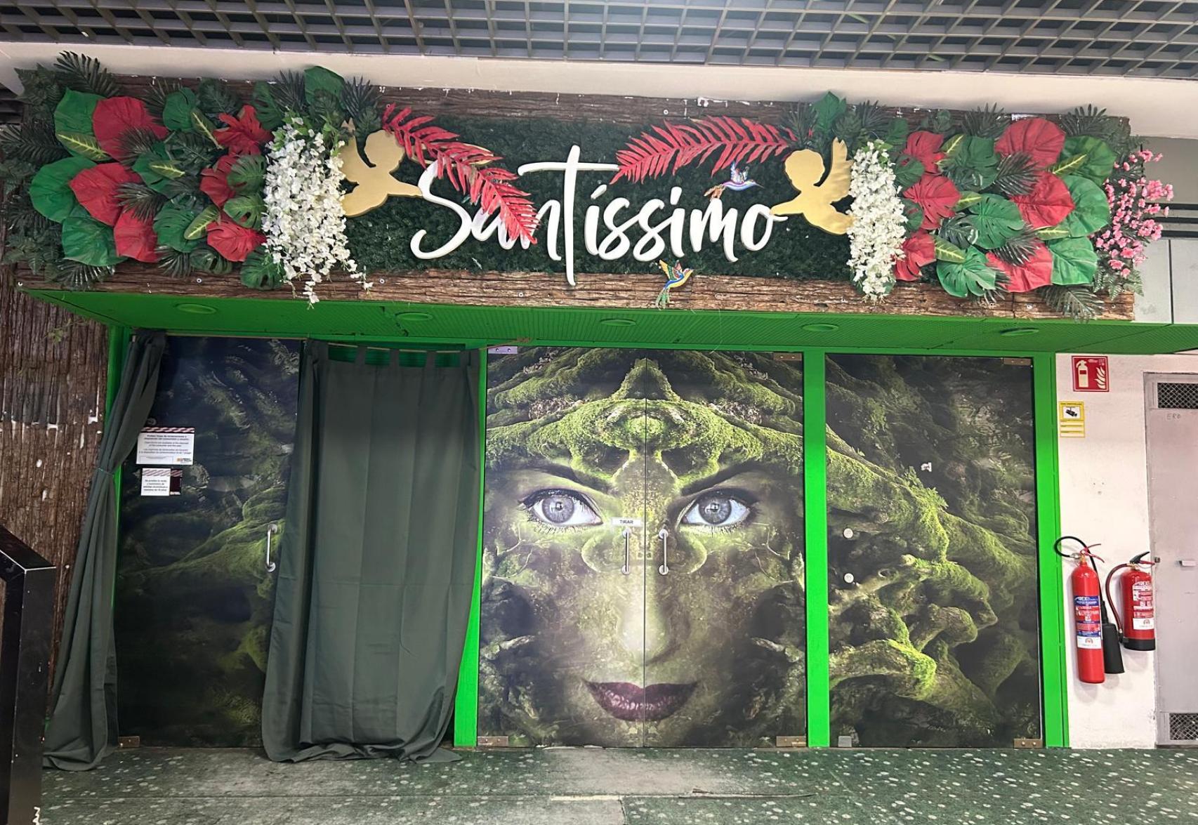 Puerta de entrada al local, ubicado en el centro comercial del Caracol.