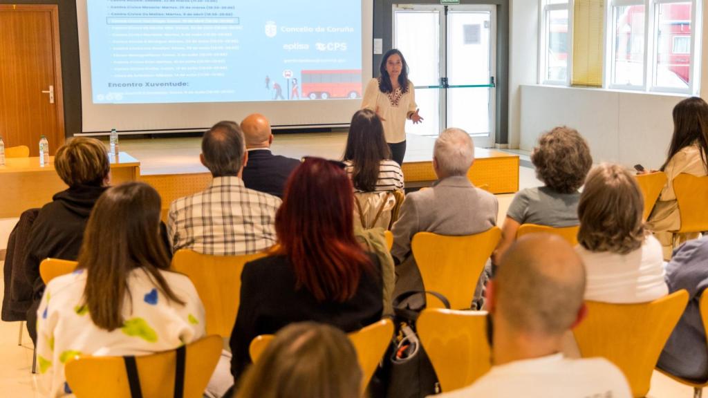 El barrio de San Diego de A Coruña debate sobre el futuro del bus urbano de A Coruña