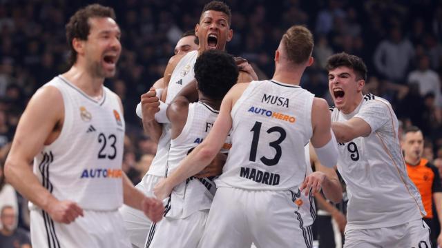 Los jugadores del Real Madrid celebran la victoria ante el Partizán.