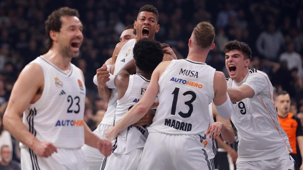 Los jugadores del Real Madrid celebran la victoria ante el Partizán.