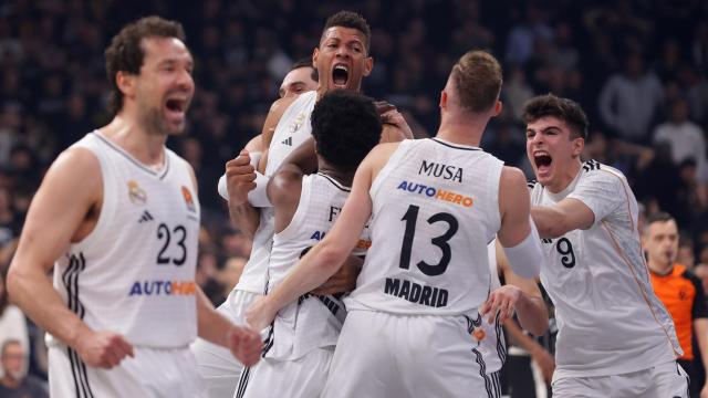 Los jugadores del Real Madrid celebran la victoria ante el Partizán.