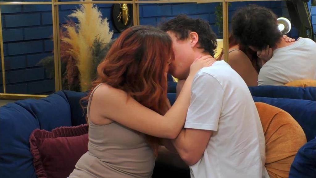 Apasionado beso entre Roger y Ágata, en 'First Dates'