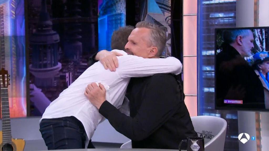 Pablo Motos y Miguel Bosé se dan un abrazo en 'El Hormiguero'.