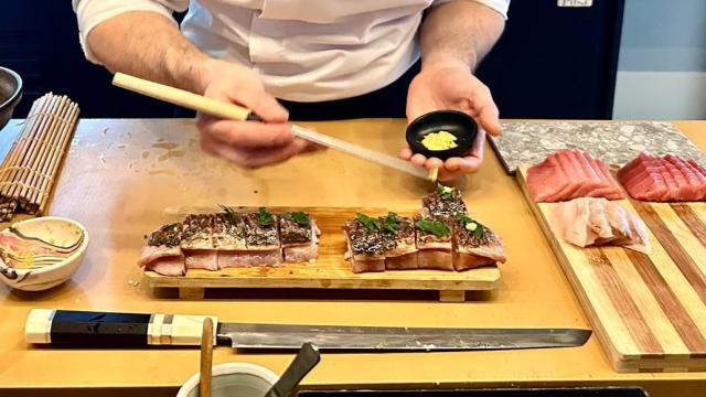 Así es el battera sushi, uno de los bocados que triunfan en el restaurante japonés con estrella Michelin de Marbella