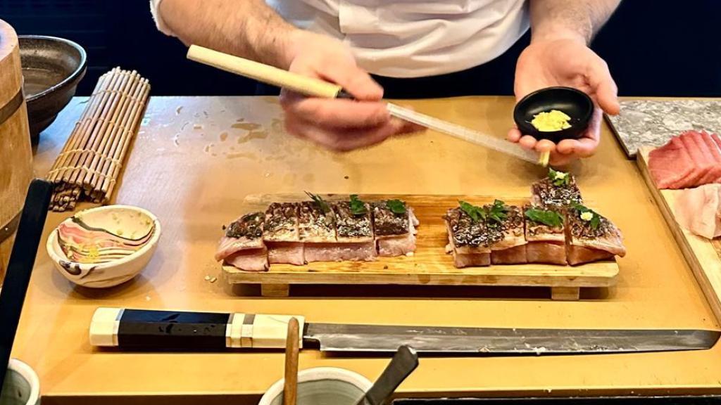 Así es el battera sushi, uno de los bocados que triunfan en el restaurante japonés con estrella Michelin de Marbella