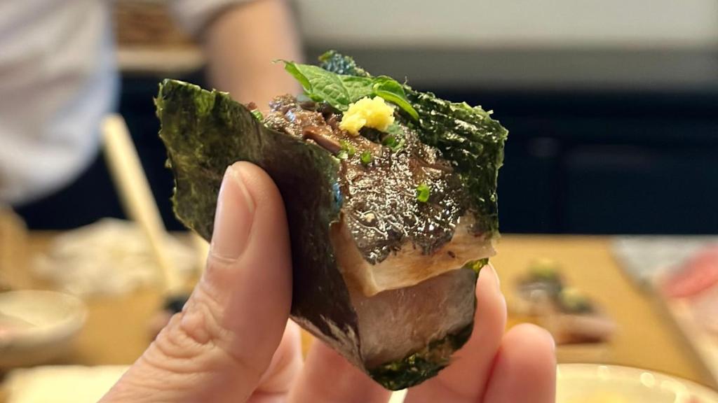 Una pieza de battera sushi antes de desaparecer.