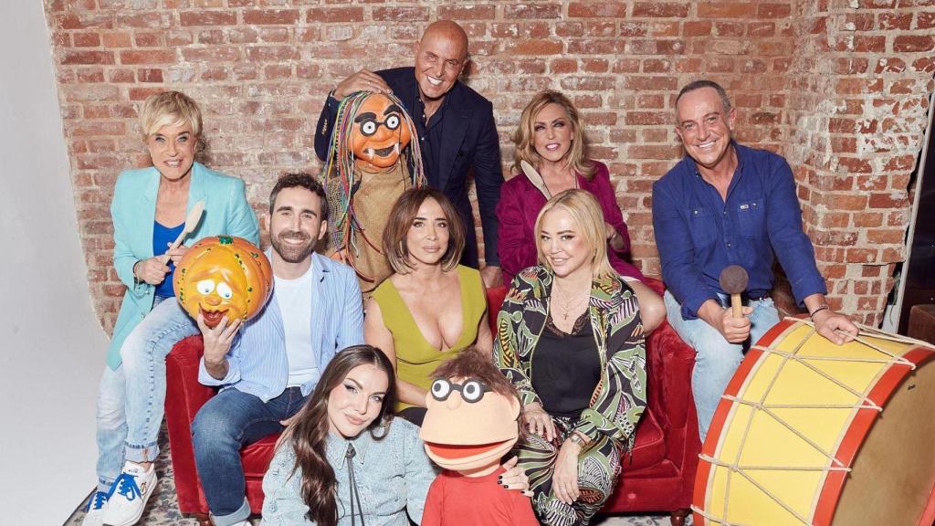 De izquierda a derecha: Chelo García Cortés, Aitor Albizua, Inés Hernand, María Patiño, Kiko Matamoros, Lydia Lozano, Belén Esteban y Víctor Sandoval.