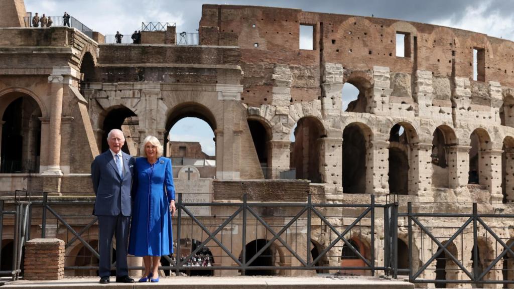 Los reyes Carlos III y Camila frente al Coliseo romano.