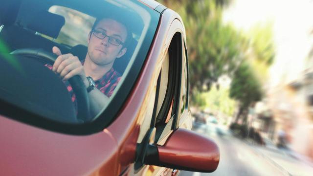 Un conductor con gafas