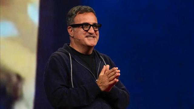 Shahram Izadi, director de Android XR, en TED2025 el martes pasado con el prototipo AR