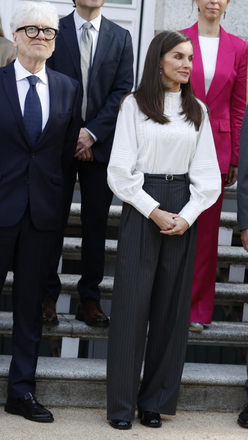 La Reina ha estrenado una blusa blanca.
