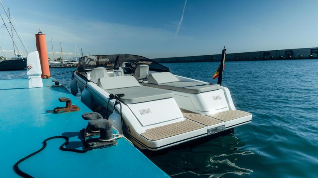 Exterior del prototipo de Dhamma Blue amarrado en puerto