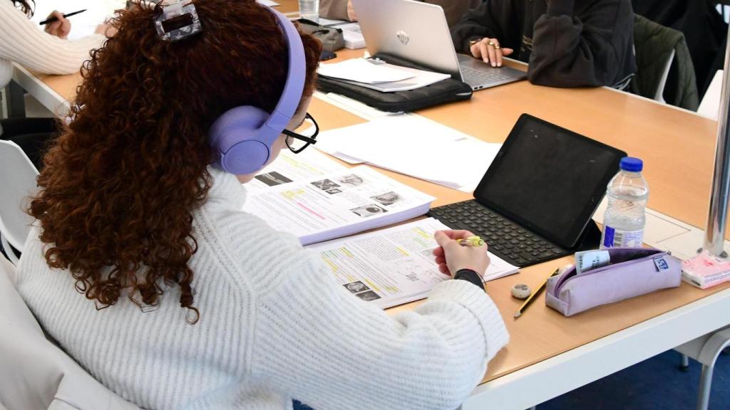 Estudiantes en una biblioteca de la USC.