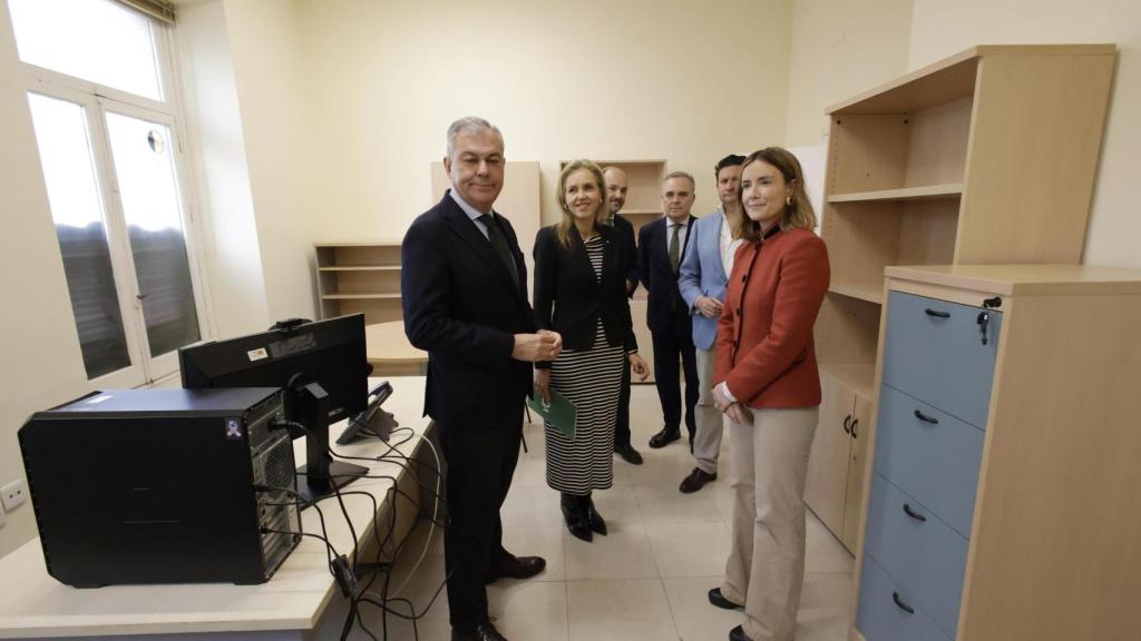 José Luis Sanz y Cristina Peláez, en la nueva Oficina de Atención a la Maternidad.