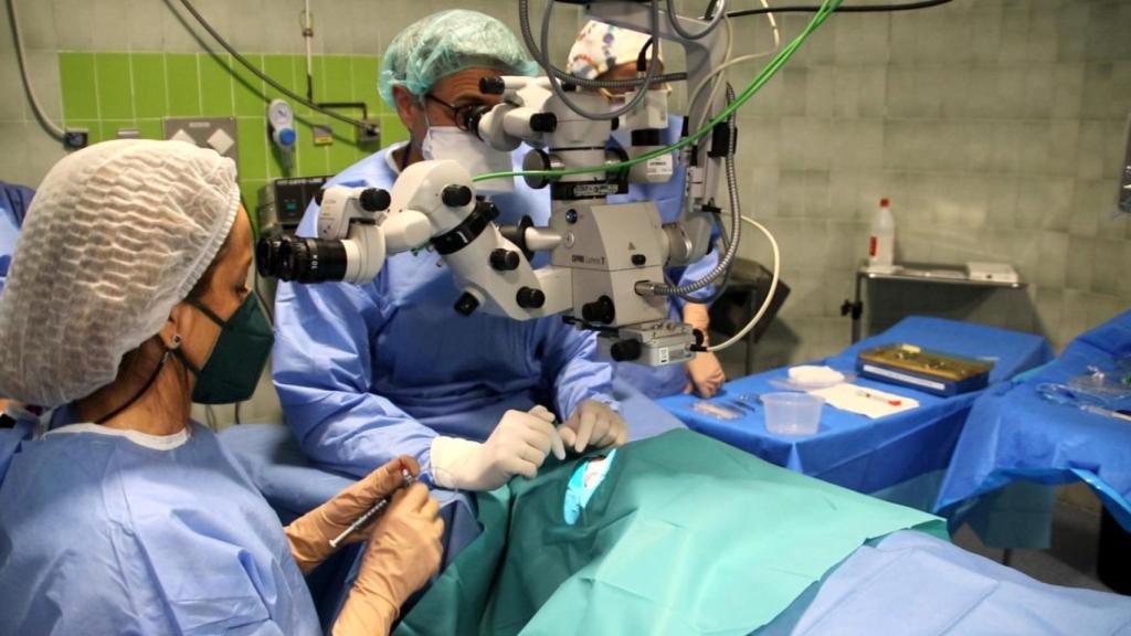 Cirujanos del Hospital Macarena durante una cirugía ocular.
