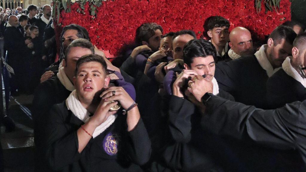 Marcos, primero en la fila central, con el Cristo Cautivo.
