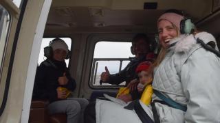 En una imagen compartida por la empresa que presta el servicio turístico de viaje en helicóptero, Escobar y su familia sonríen instantes antes de comenzar el vuelo.