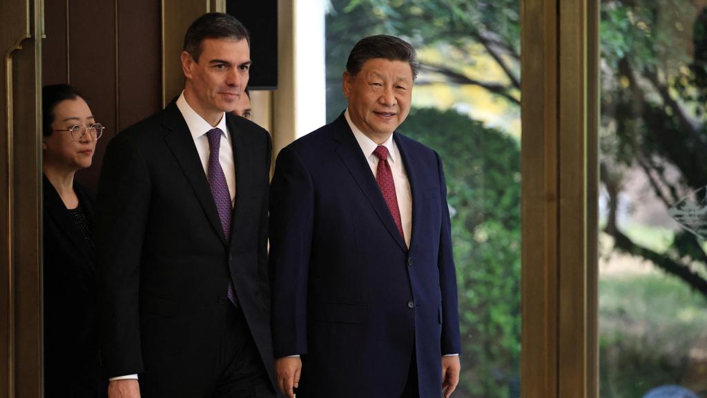 Pedro Sánchez junto a Xi Jinping en Pekín.