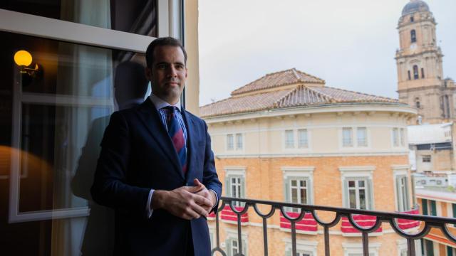 David Martín, en su despacho de la calle Larios de Málaga, con la torre de la Catedral al fondo.