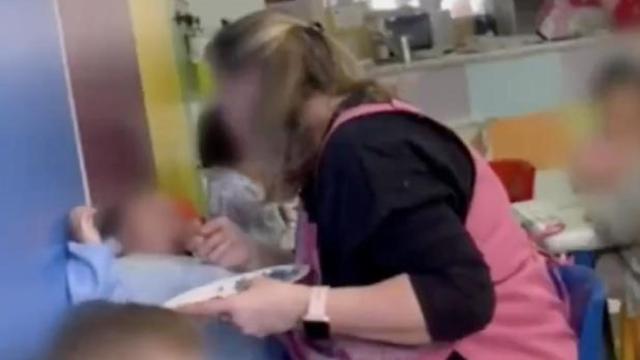 Una cuidadora maltrata a una niña en la guardería Cascanueces e Torrejón.