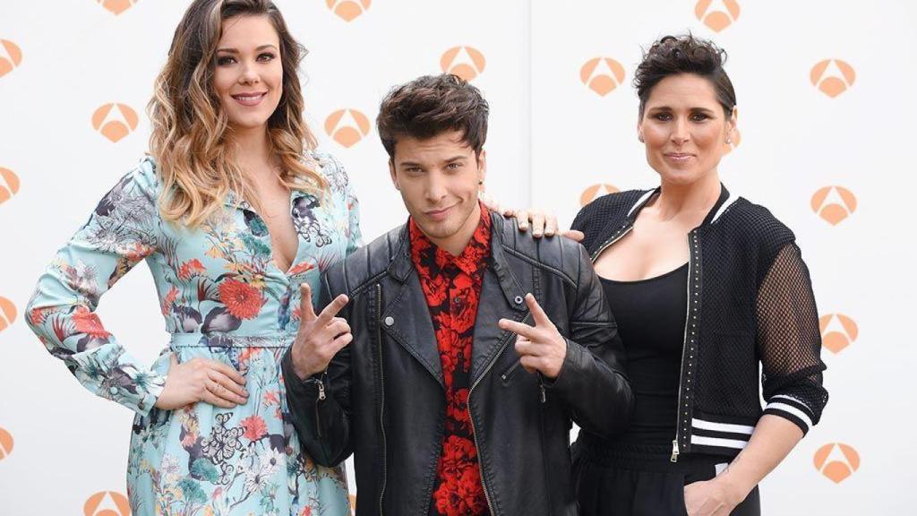Lorena Gómez y Rosa López junto al ganador de la edición, Blas Cantó