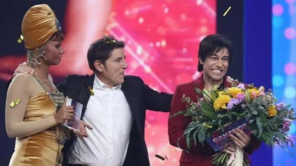 Agoney ganando a Nia en la novena edición de Tu cara me suena