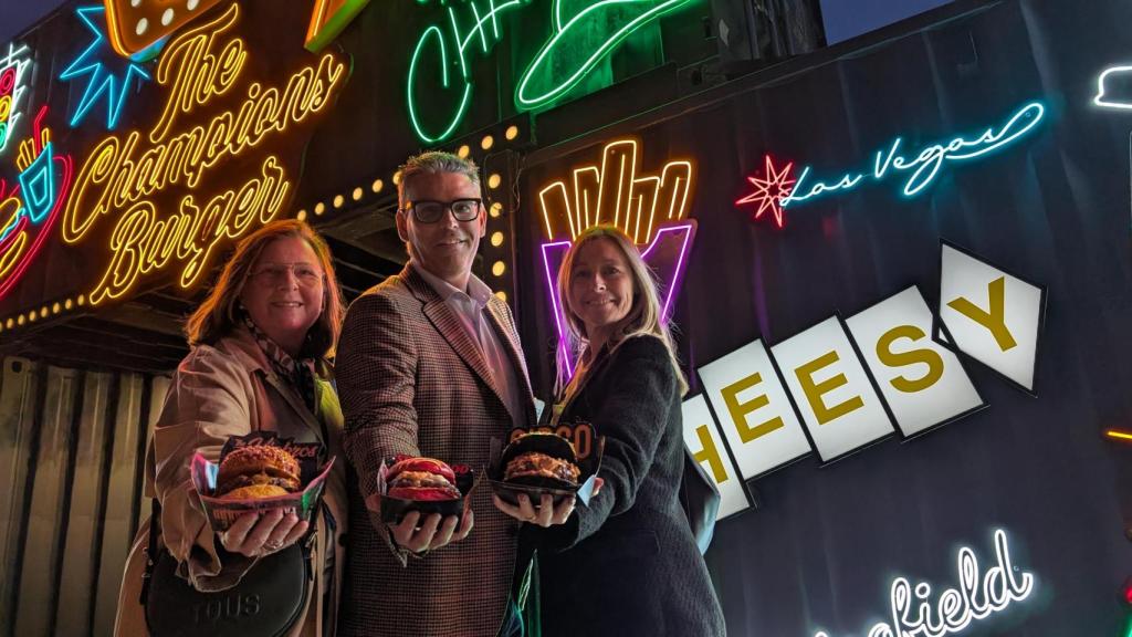 Agustina Esteve, José Antonio Bermejo y Lidia López en la inauguración este jueves de The Champions Burger en Alicante.