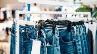 Vaqueros en la 'white room', o sala de diseño, de H&M, donde prueban materiales y tintes más respetuosos con el medioambiente.