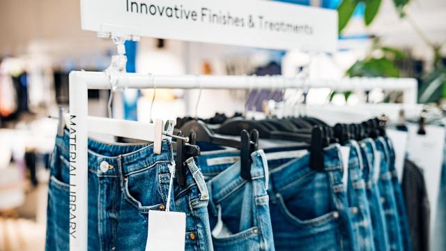 Vaqueros en la biblioteca de materiales de H&M, donde prueban tintes más respetuosos.