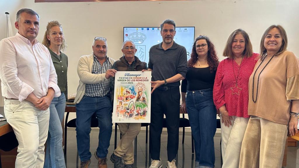 Óscar Casas, concejal del PSOE, María José García, concejala de cultura y educación, José Manuel Martínez, miembro de la  comisión de festejos, Juan Carlos Hernández concejal de Vox, Ángel Peralvo, alcalde, Lucia Guinaldo, concejala de festejos, juventud e infancia, María Begoña Martín, concejala de ciudadanos y Marisa profesora de la Escuela de Artes y Superior de Conservación y Restauración de Bienes Culturales de Salamanca