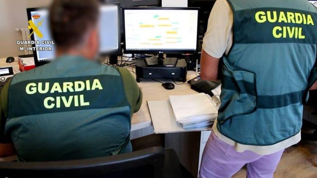 Dos agentes de la Guardia Civil