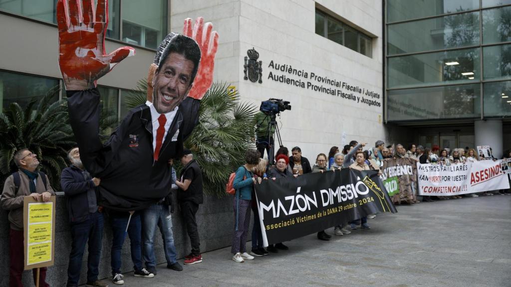 Protestas de los familiares de víctimas en las puertas de la Ciudad de la Justicia este viernes. Biel Aliño / EFE