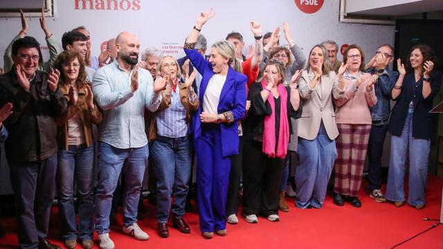 Tolón celebra junto a su Ejecutiva haber sido reelegida como líder del PSOE en la ciudad de Toledo.