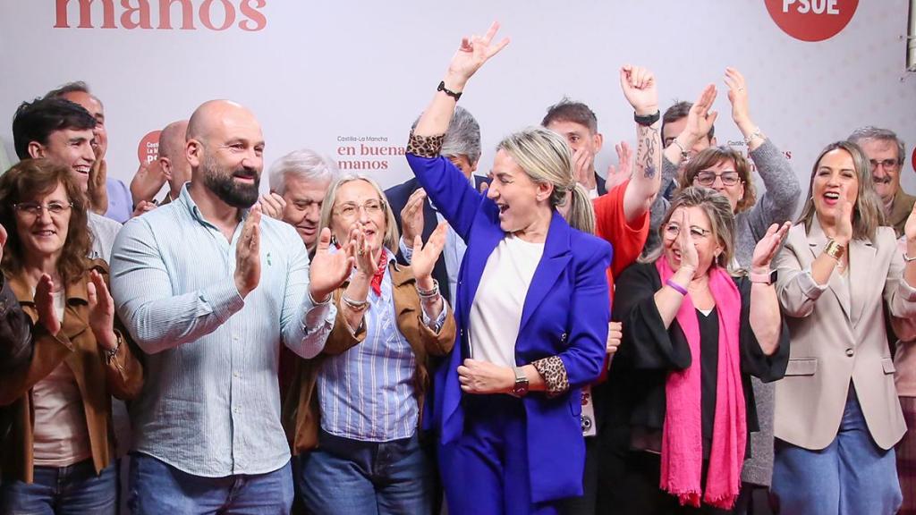 Tolón celebra junto a su Ejecutiva haber sido reelegida como líder del PSOE en la ciudad de Toledo.
