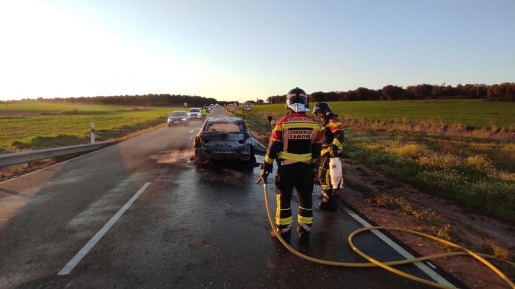 Los Bomberos de la Diputación de Zamora sofocando el incendio del vehículo, este jueves