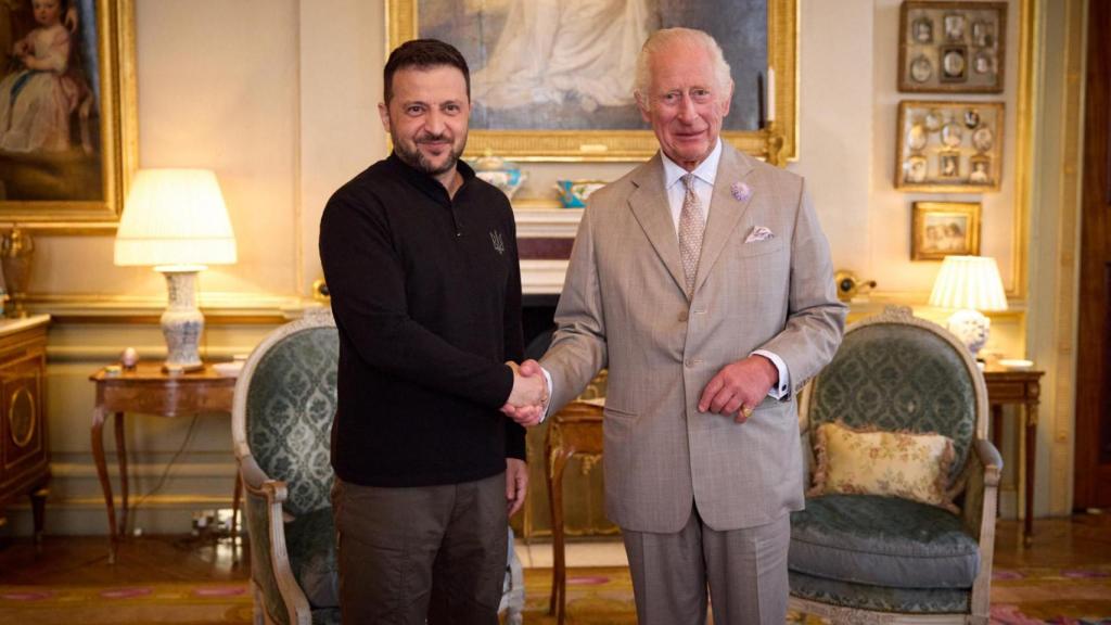 El rey Carlos III se reunió a principios del pasado marzo con el Presidente de Ucrania, Volodymyr Zelenskyy, en Sandringham, reforzando así el apoyo diplomático en el conflicto de Rusia.