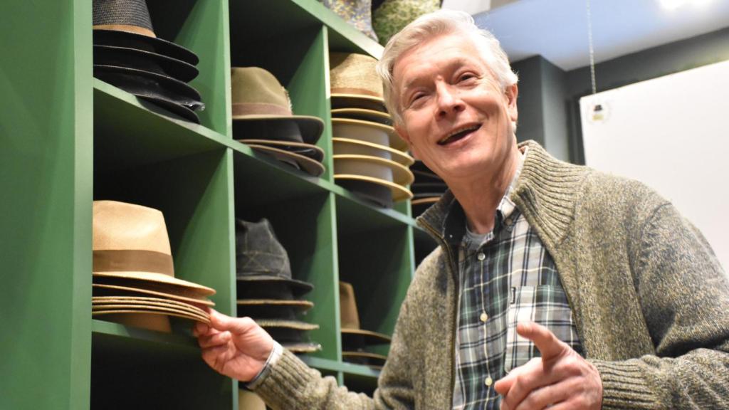 Francisco Domingo, propietario de la Casa del Sombrero, en la calle de la Platería, atiende a EL ESPAÑOL - Noticias de Castilla y León