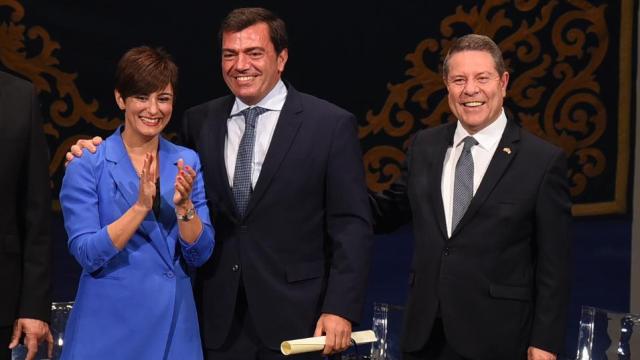 Agustín Escobar junto a Isabel Rodríguez y Emiliano García-Page en 2023, cuando fue nombrado Hijo Predilecto de Castilla-La Mancha.