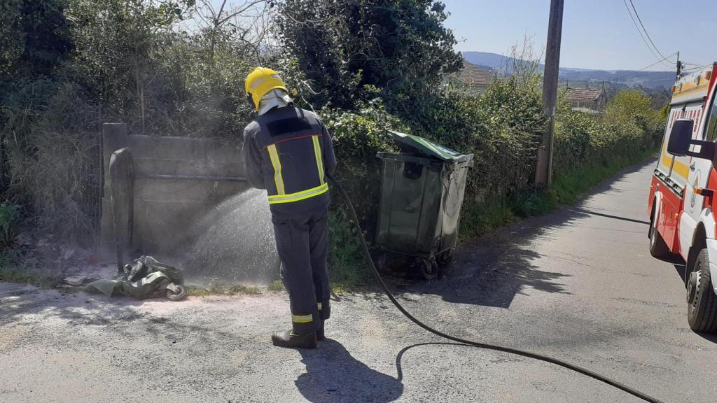 Los bomberos de Carballo (A Coruña) sofocan un incendio de unos contenedores en Berdillo