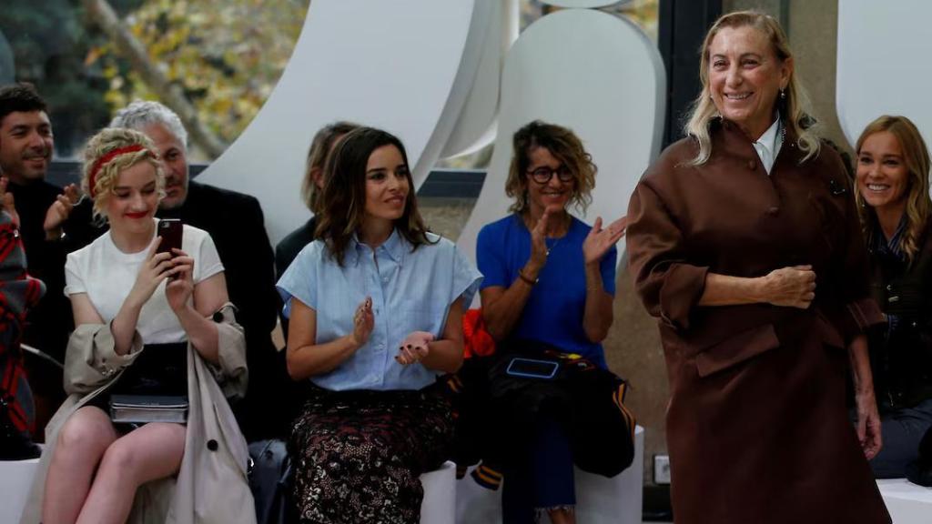 La diseñadora italiana al final del desfile de su colección de prêt-à-porter femenino Primavera/Verano 2019 para Miu Miu en París, Francia, en 2018.