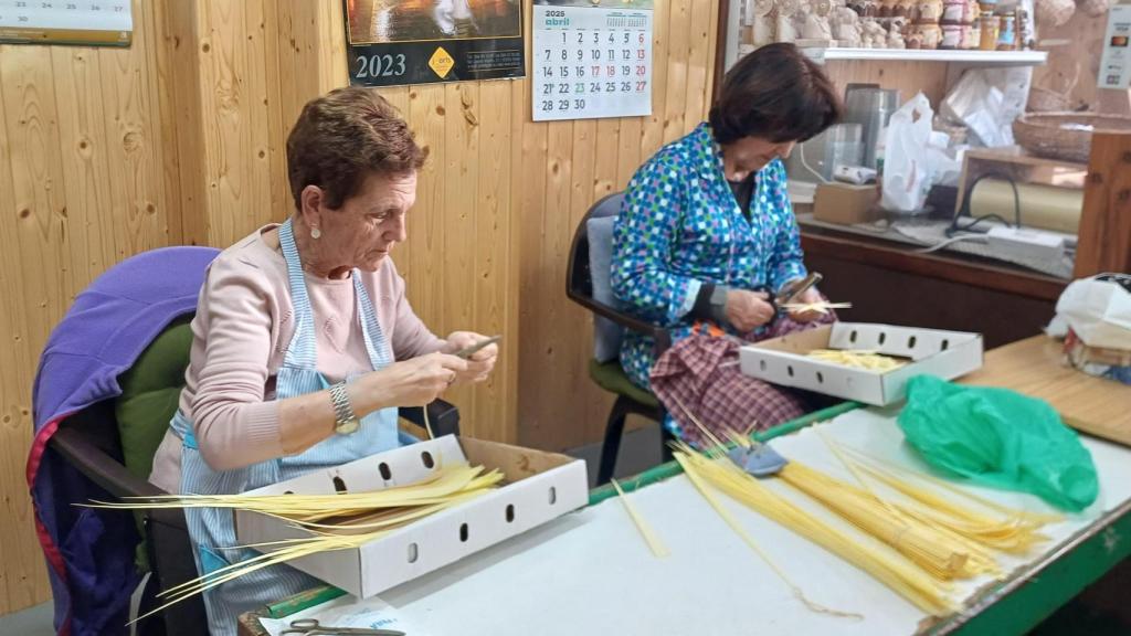 Mari Carmen y Angelita, en el taller de la familia Serrano Valero.
