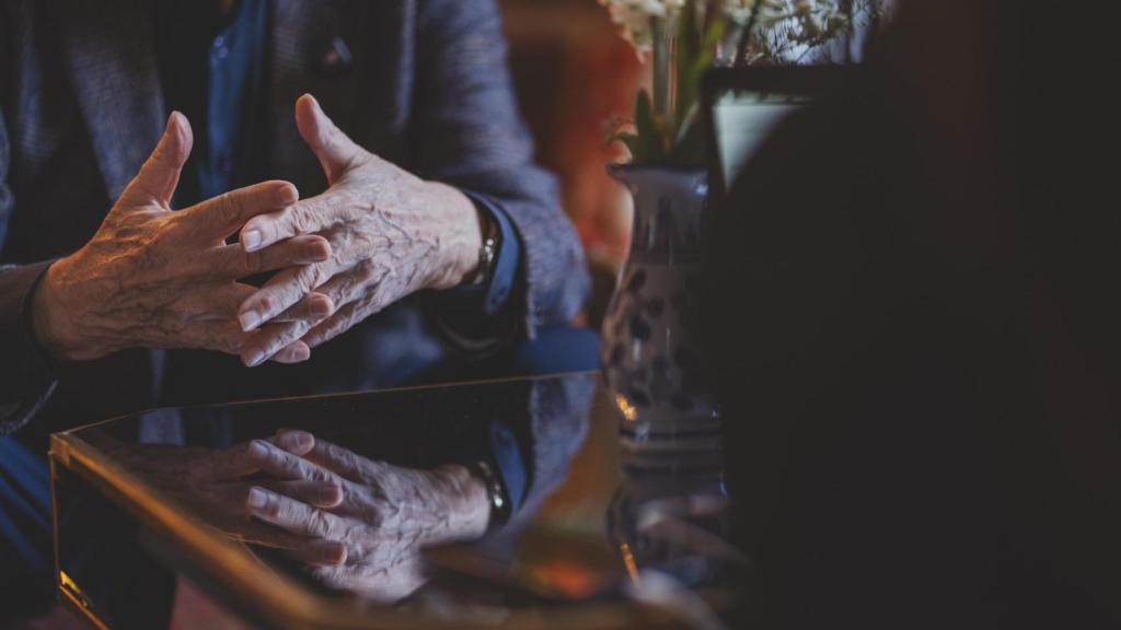 Las manos de Iñaki Gabilondo durante la conversación con esta revista.