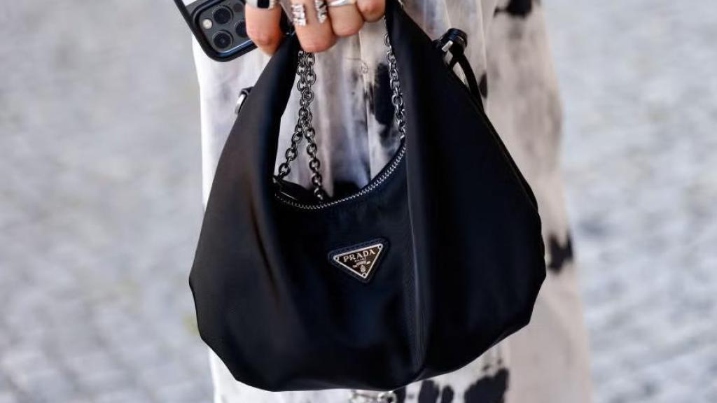 Prada redefinió el concepto de lujo con la introducción del tejido nailon en los bolsos.