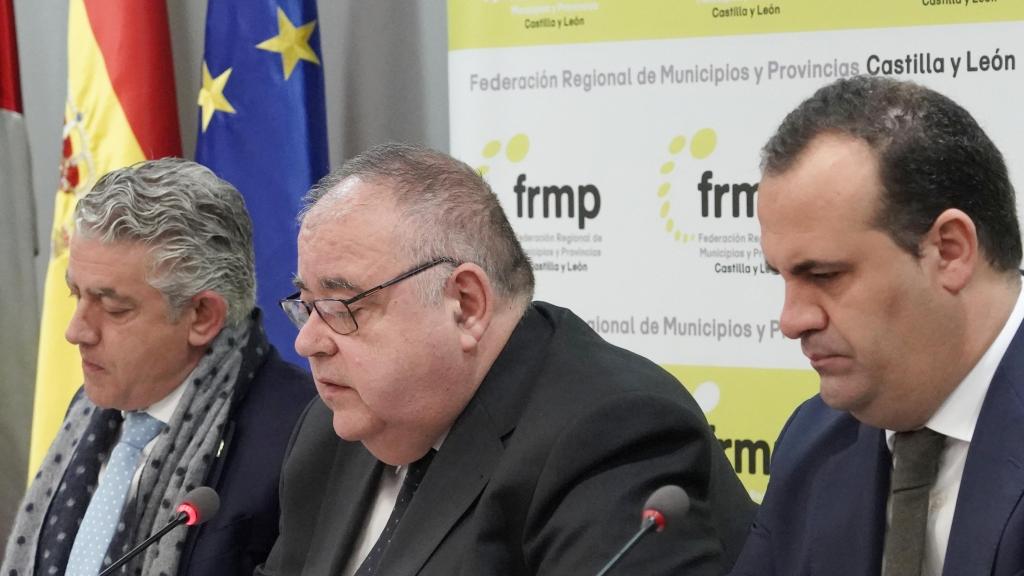 El consejero de Sanidad, Alejandro Vázquez, comparece ante la Comisión de Sanidad de la Federación Regional de Municipios y Provincias (FRMP), este viernes